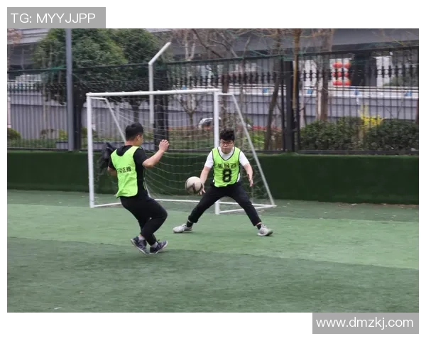 衣服与足球的艺术交融在画布上展现青春活力与激情碰撞的奇妙瞬间